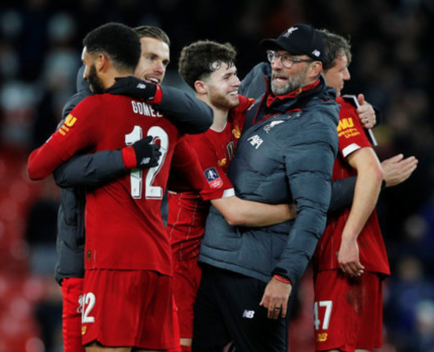 利物浦发角球期间 萨拉赫和亨德森聊了很久